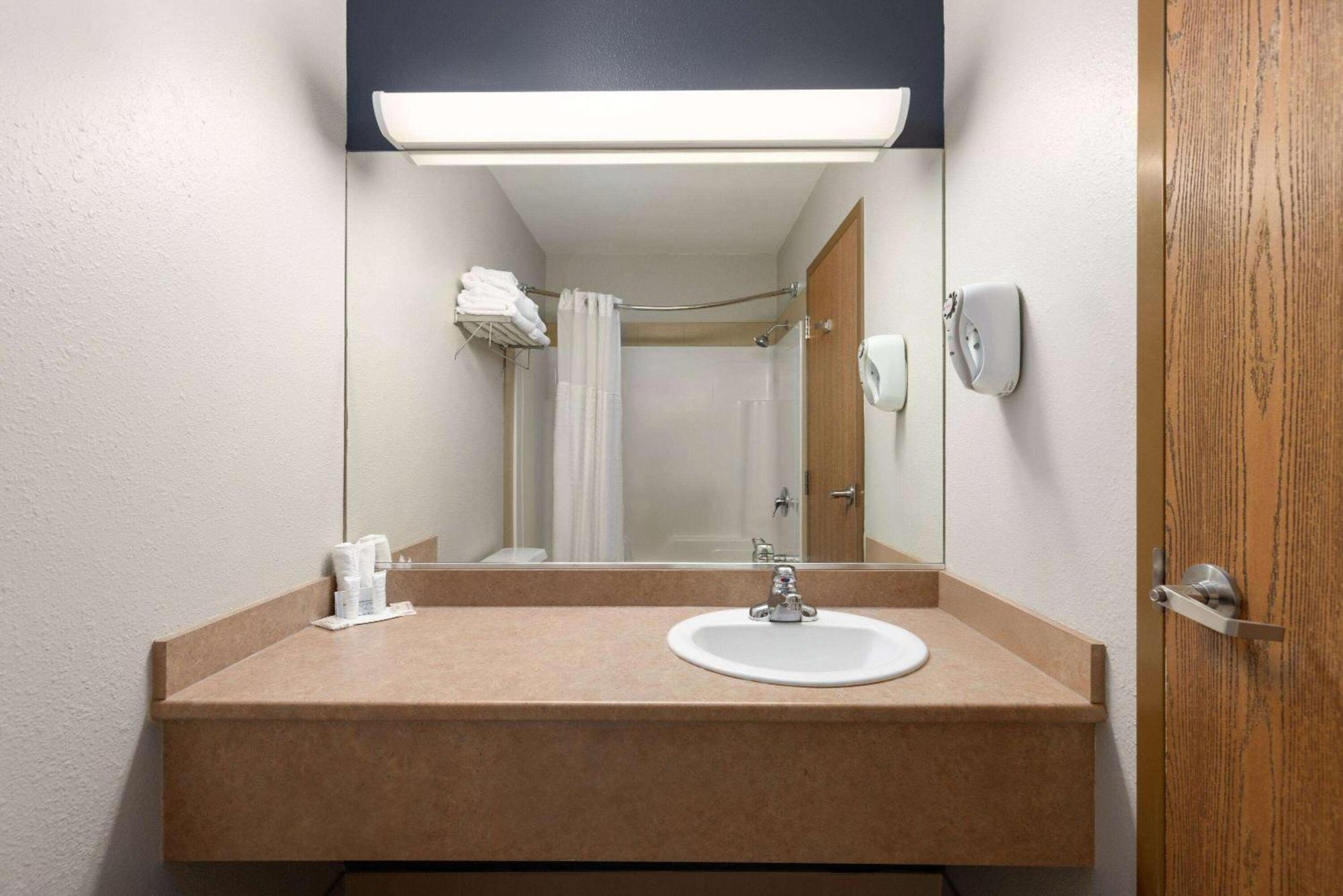 Hotel Super 8 By Wyndham St-Jerome Saint-Jerome Esterno foto
