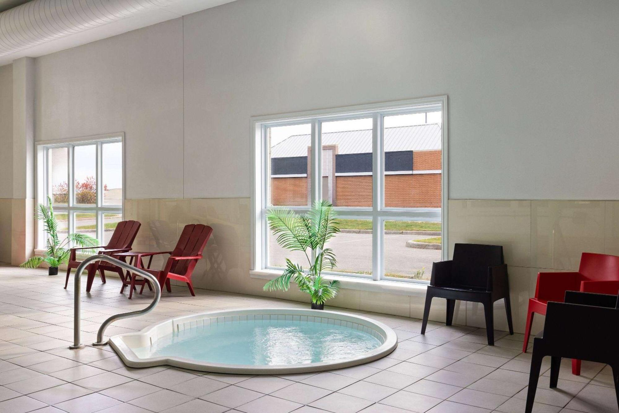 Hotel Super 8 By Wyndham St-Jerome Saint-Jerome Esterno foto