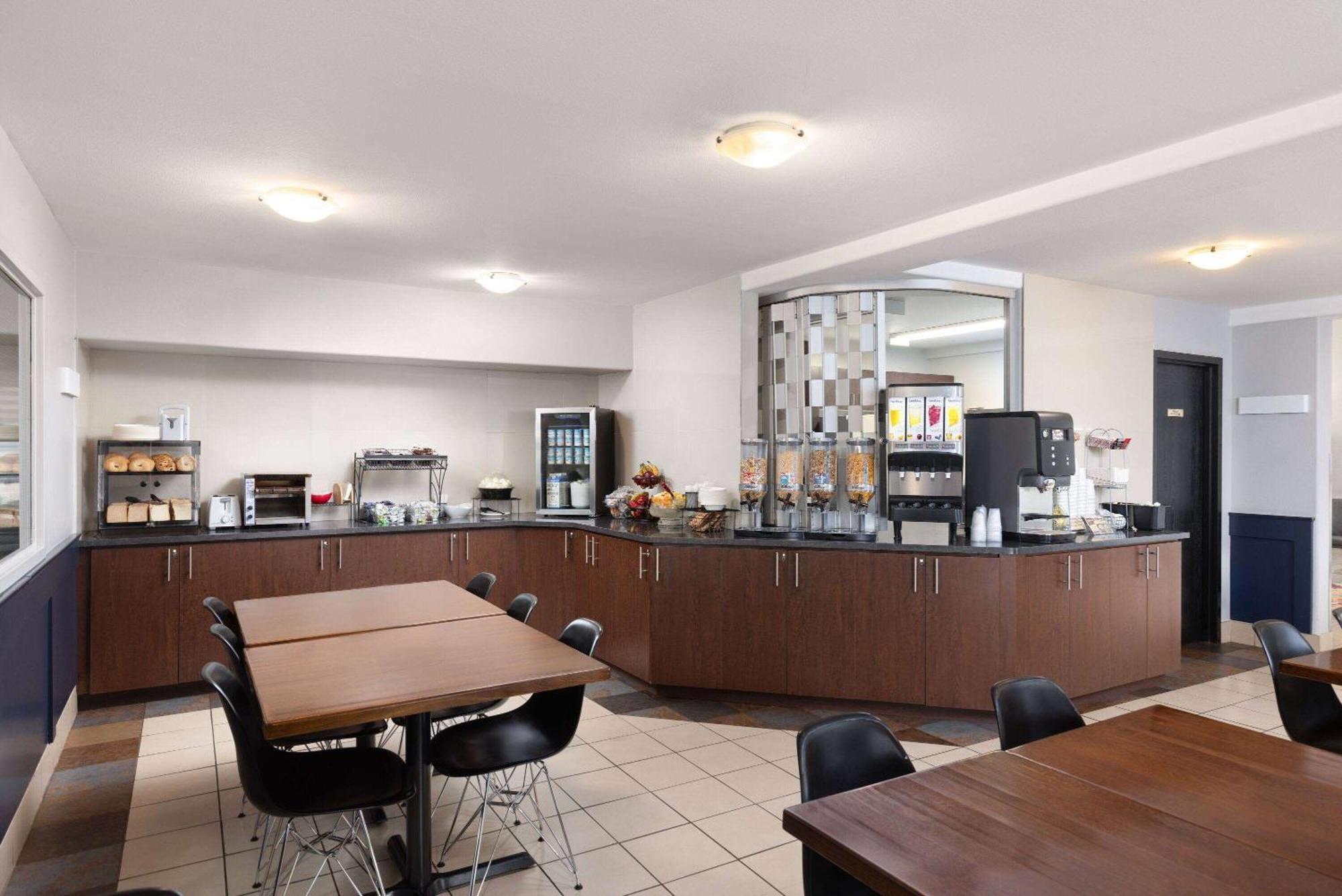 Hotel Super 8 By Wyndham St-Jerome Saint-Jerome Esterno foto