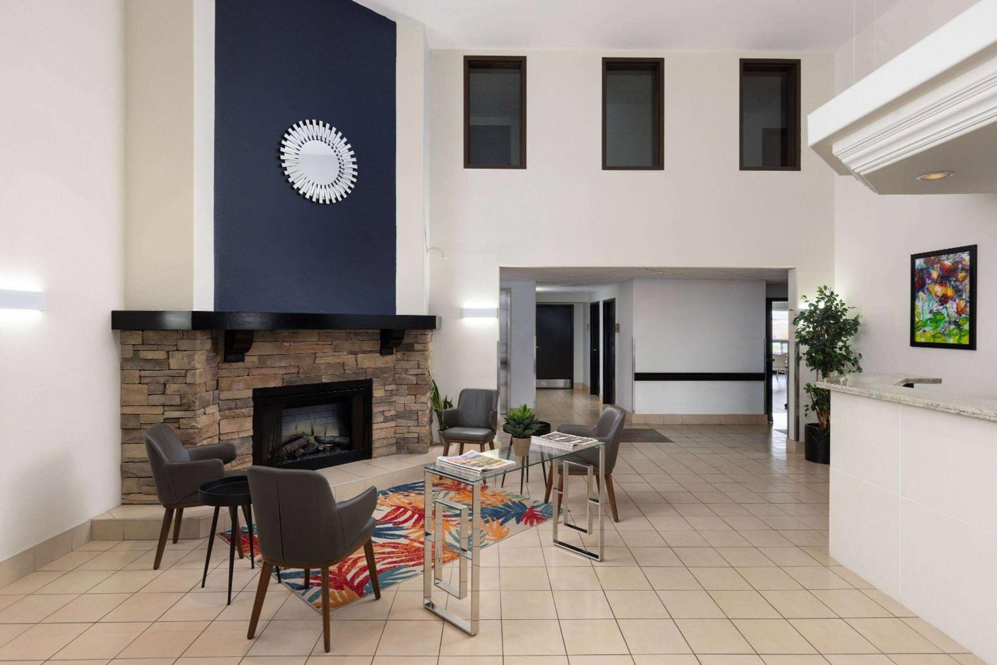 Hotel Super 8 By Wyndham St-Jerome Saint-Jerome Esterno foto