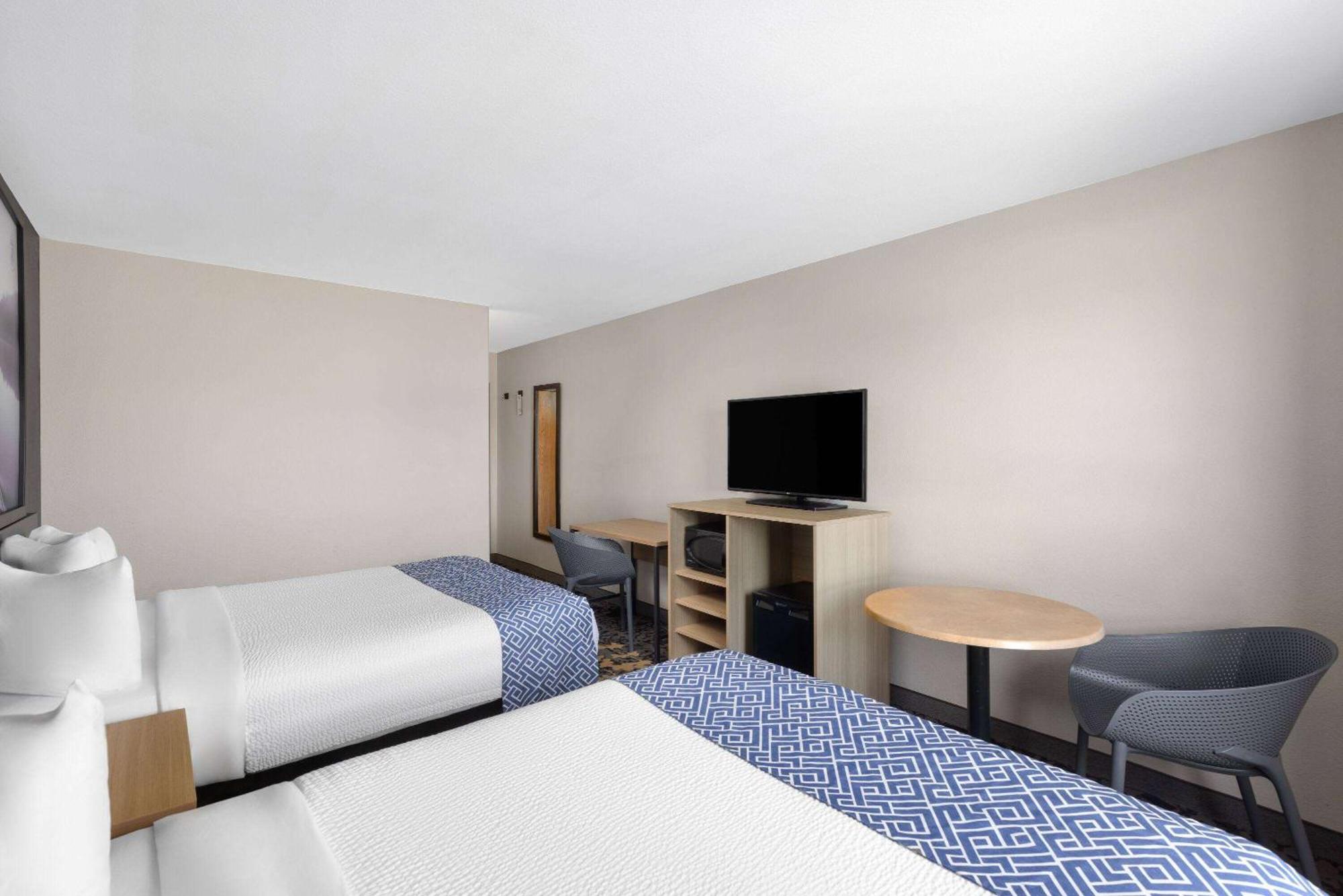 Hotel Super 8 By Wyndham St-Jerome Saint-Jerome Esterno foto